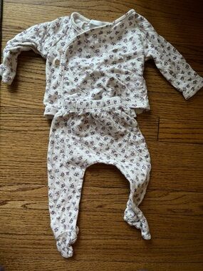 Zara Baby Two-Piece Footed Set in Cream with Purple Floral Print